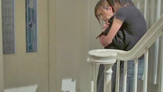 元カレが便利屋として再会し、美人妻が迫られ流される