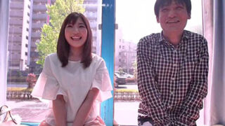 マジックミラーの壁に取り付けたチンポで彼氏を待たせ、好きなチンポで激しくイキながら浮気する。