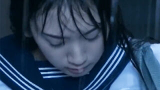 雨で濡れた美少女JKが禿げ親父に強姦される