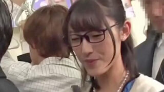 メガネ妻が痴漢に気づかれず耐えた結果、中出しされる