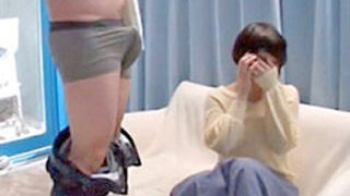 赤ちゃんを抱える若妻が、悩む男性を性的にサポートする