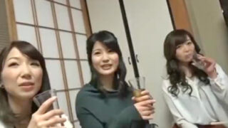 欲求不満な保険レディが男優との合コンで乱交し、中出しを始める。