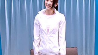 バレー帰りのママがエロティックにストレッチ