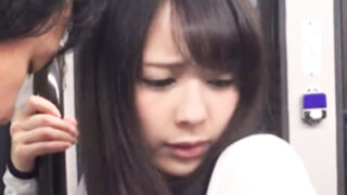 満員電車で痴漢にハメられ、パンストに精液がかけられる可愛いOL