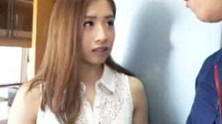 妻が年上の男性と不倫し、口止めのために繰り返しSEXを続けた淫乱な女性‥