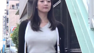 痴漢に抵抗できないのに積極的にファックするOL