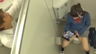 ムラムラJKがオナニーで保健室に見つかり中出しされる