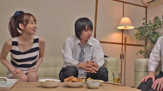 同僚の奥さんに奪われた男が背後から激しく責められる。