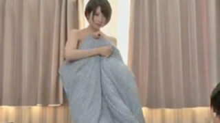 借りたワイシャツ姿がエロすぎて、友達の彼女に寝取られ中出し