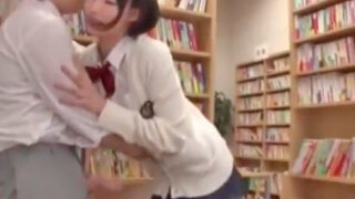 制服の男女が図書館でスリル満点のセックス