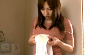 夢精を覗き、興奮した人妻が腰を振る