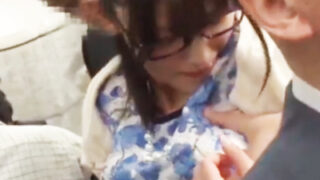 おとなしそうなメガネ女子が痴漢に襲われて中出しされる危険性。