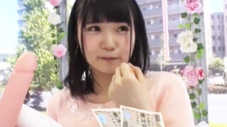 萌え系少女がディルドで腰振りし、発情時にホンモノチンポが登場！