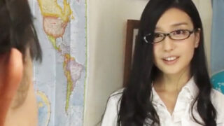 鬱む受験生が清楚な家庭教師に向かって凌辱が始まる。