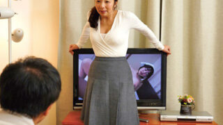 AV視聴中の義母を息子が慰める