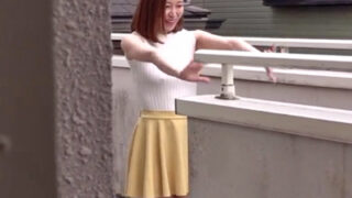 欲求不満のノーブラ妻がオナニーで欲望を発散し、激しい性交に没頭する。