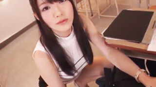パチラで生徒の勃起を誘い、教室で性行為する痴女教師