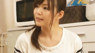 家事代行のスレンダー美女が寝バックで肉棒を挿入し、ガン突きで凌辱する。