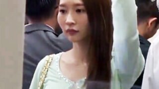 強姦魔に目をつけられたJDが痴漢に巻き込まれ、集団レイプで潮吹きアクメを晒す