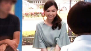 上品な奥様が乳房マッサージを受け、NTRで中出しされ、喘ぎ叫ぶ。