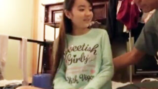 中学生のようなロリ美少女を自宅で飼育し、ハメ倒す。