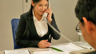 孤独な男が電話相談室の既婚女性を犯す。