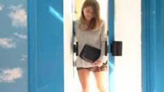 ギャル系妻が日焼け跡を残し若い男性と中出しする。