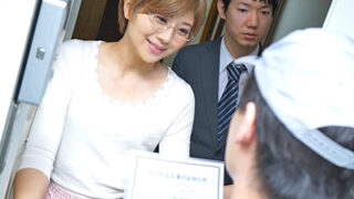 メガネ姿の短髪若妻がイキ狂う