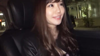 鏡の前で立ちバックし、顔射する超可愛い素人美少女