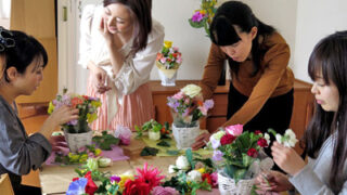 夫の前で営業マンに妻が犯される