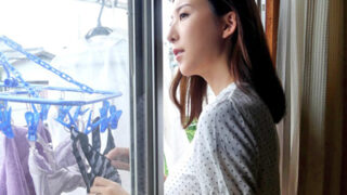 大家のアパートで同居していた男性と関係を持っていた夫を亡くし、孤独な未亡人となった。