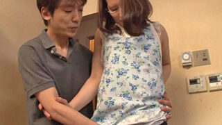 父が仕事へ→2秒で母と息子がハメを打つ。