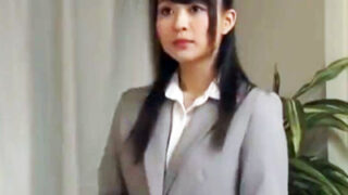 同じ部屋の可愛い後輩OLの着替えを覗き、興奮