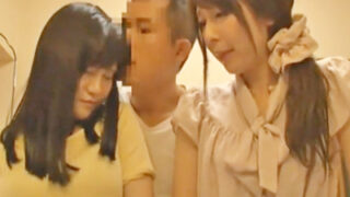 母と妹と息子が親子丼を楽しむ。