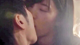 お姉さんに濃厚キスされ理性が崩れた旅先の彼氏。