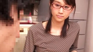 地味メガネママの胸に発情したモテない男