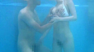 プールで母子が密かに近親相姦ゲーム