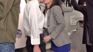 真性のドスケベお姉さんが逆痴漢で若い男をからかう