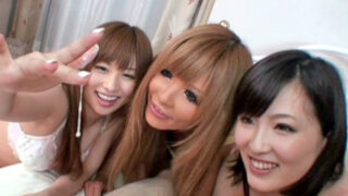 友達の姉たちが自宅で男性の性器に密かに群がり乱交する。