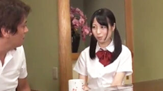 母と自分どちらが美しいかとJKが胸を披露し、オヤジが発情する。