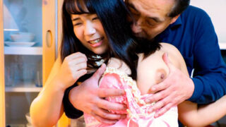 義父が妻の身体を貪る