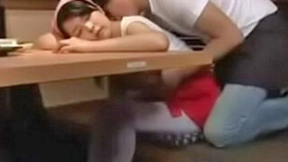 居酒屋の休憩中に寝る店員へ静かに夜這い。