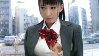 ポニーテールJKが乳首責めと手マンで潮吹き、顔射される。