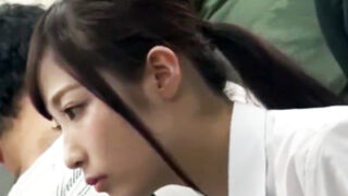 強姦魔がポニテJKに痴漢し、顔射して逃走