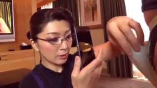 メガネ熟女が淫語を連発し中出しセックス