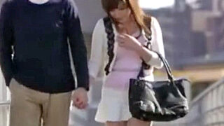 バスで痴漢に襲われ、体が疼きながら欲求に駆られた妻がそれを受け入れる情景