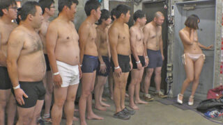 生精子をゴクゴク飲む痴女