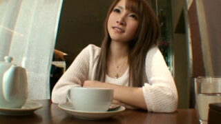 JKが男性の体を舐め回し、さまざまな角度から突かれて絶頂する場面。