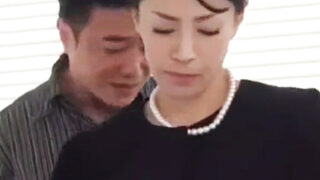 遺影の前で強姦・ぶっかけ・脅迫される未亡人