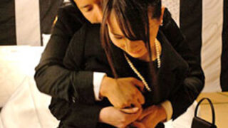 未亡人が義弟に抵抗しつつも感じてしまう。